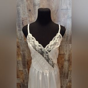 VINTAGE VICTORIA’S SECRET GOLD LABEL WHITE SATIN & LACE WOMENS NIGHTGOWN & ROBE